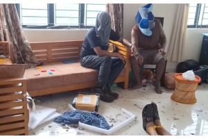 പൊലീസിന് നേരെ തോക്ക് ചൂണ്ടി, പന്നിപ്പടക്കമെറിഞ്ഞ് ​ഗുണ്ടാ സംഘത്തിന്റെ ആക്രമണം, 4 ഉദ്യോ​ഗസ്ഥർക്ക് പരിക്കേറ്റു