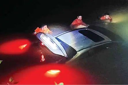 നിയന്ത്രണം വിട്ട കാർ കനോലി കനാലിലേക്ക് മറിഞ്ഞു; ആളപായമില്ല