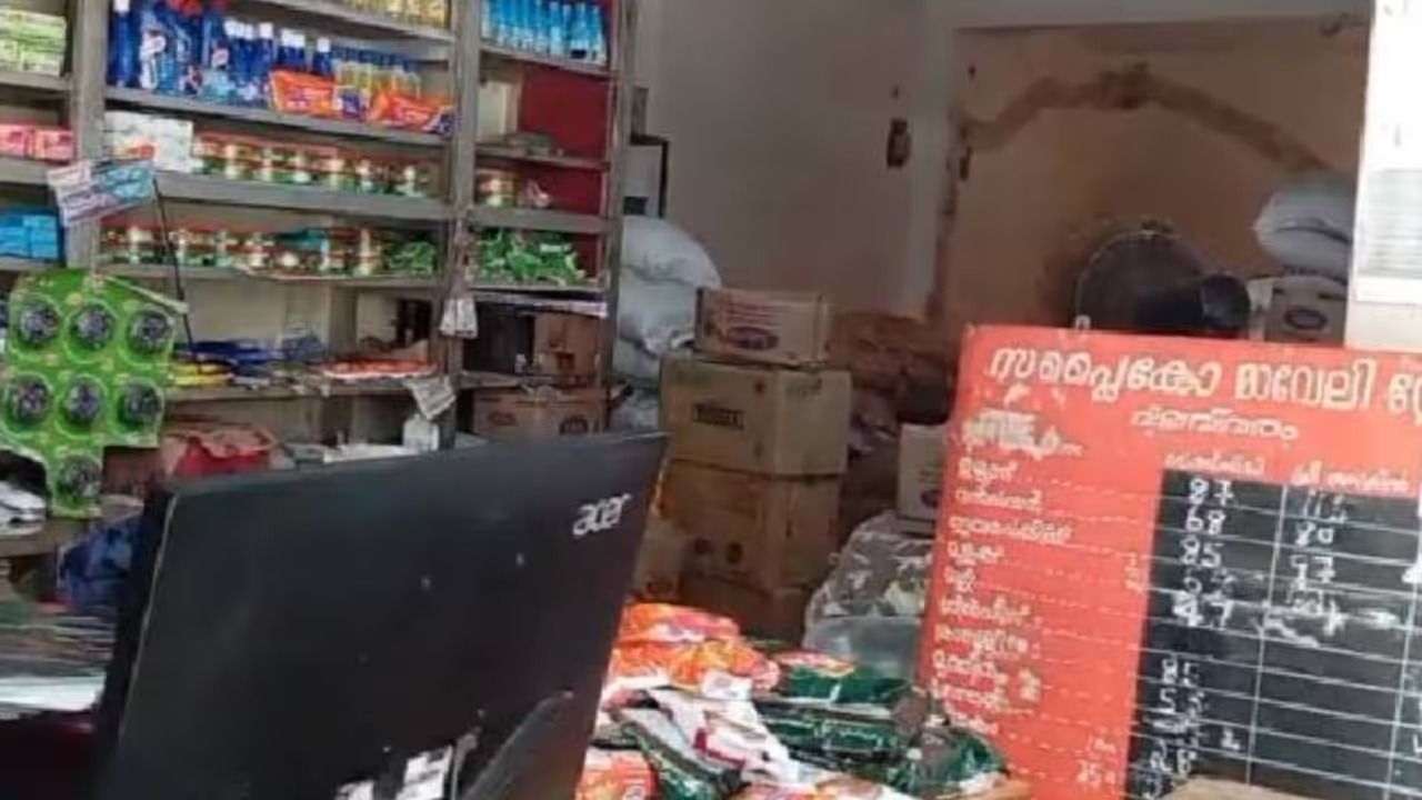 നാദാപുരം അരൂരിലെ മാവേലി സ്റ്റോറിൽ വീണ്ടും പാമ്പുകടി; മറ്റൊരു ജീവനക്കാരിക്കും പാമ്പ് കടിയേറ്റു, രണ്ടാഴ്ചയ്ക്കിടെ രണ്ടാമത്തെ സംഭവം