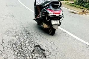 കല്ലാച്ചി-വാണിമേൽ റോഡ് തകർച്ചയിൽ: വിണ്ടുകീറി കുഴികൾ രൂപപ്പെട്ടതോടെ അപകടഭീഷണി ഉയരുന്നു