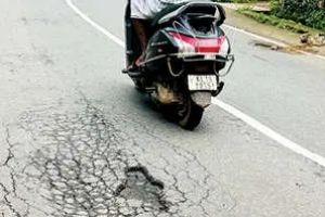 കല്ലാച്ചി-വാണിമേൽ റോഡ് തകർച്ചയിൽ: വിണ്ടുകീറി കുഴികൾ രൂപപ്പെട്ടതോടെ അപകടഭീഷണി ഉയരുന്നു