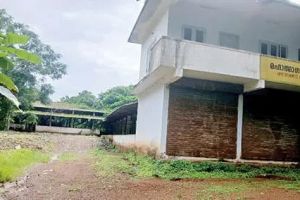 കുറുവങ്ങാട് നെയ്ത്തു സൊസൈറ്റി തകർച്ചയിൽ: കോടികളുടെ ആസ്തികൾ കാടുമൂടി നശിക്കുന്നു, പുനരുജ്ജീവനത്തിന് കാത്തിരിപ്പ്
