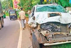 വട്ടോളിബസാറിനടുത്ത് ബസും കാറും കൂട്ടിയിടിച്ച് അഞ്ചുപേർക്ക് പരിക്ക്