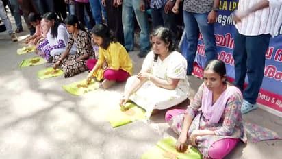 നിയമനം നടക്കുന്നില്ല; സെക്രട്ടേറിയറ്റിന് മുന്നിൽ 'മണ്ണ് തിന്ന്' എൽ.പി. സ്കൂൾ റാങ്ക് ഹോൾഡേഴ്സിന്റെ വേറിട്ട പ്രതിഷേധം