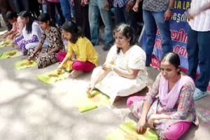 നിയമനം നടക്കുന്നില്ല; സെക്രട്ടേറിയറ്റിന് മുന്നിൽ 'മണ്ണ് തിന്ന്' എൽ.പി. സ്കൂൾ റാങ്ക് ഹോൾഡേഴ്സിന്റെ വേറിട്ട പ്രതിഷേധം
