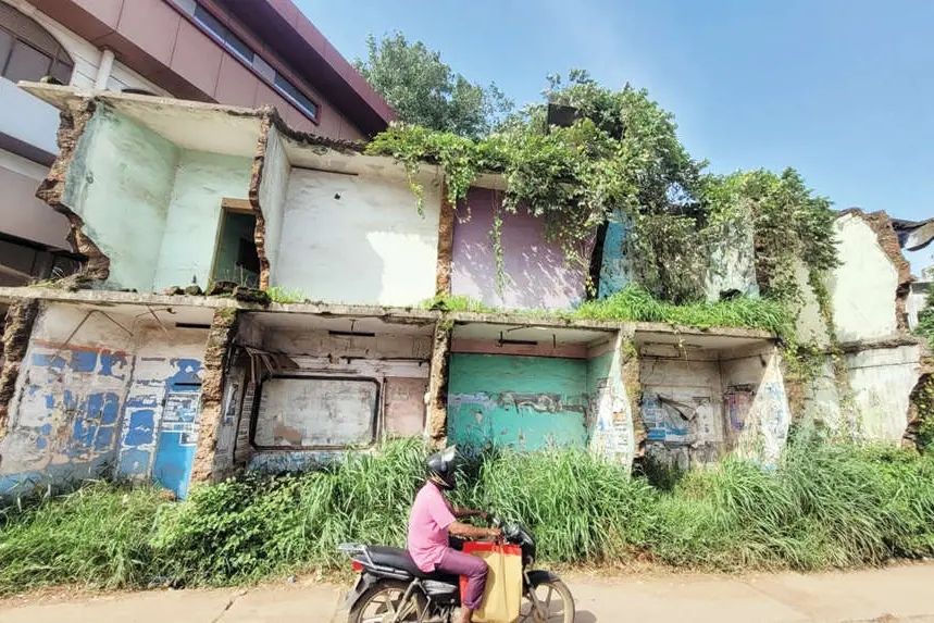 അപകടഭീഷണി ഉയർത്തി വടകര ദേശീയപാതയോരത്തെ പാതിപൊളിച്ച കെട്ടിടങ്ങൾ