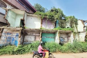 അപകടഭീഷണി ഉയർത്തി വടകര ദേശീയപാതയോരത്തെ പാതിപൊളിച്ച കെട്ടിടങ്ങൾ
