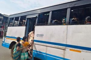 'പ്രിയദർശിനി'ക്ക് ഒരു മാസം: കെ.എസ്.ആർ.ടി.സിയിൽ സ്ത്രീകളുടെ വൻ തിരക്ക്; വഴിമുട്ടി പ്രൈവറ്റ് ബസ് ഉടമകളും ജീവനക്കാരും