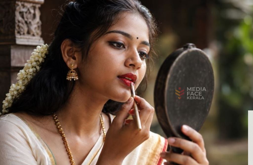മുറുക്കിച്ചുവന്നതോ ? അതോ മുത്തിച്ചുവപ്പിച്ചതോ? പെണ്ണഴകിൻറെ ചില കാണാപ്പുറങ്ങൾ