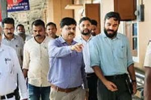 കോഴിക്കോട്: റെയിൽവേ സ്റ്റേഷനിലെ പഴയ കെട്ടിടങ്ങളെല്ലാം ഉടൻ പൊളിച്ചുനീക്കാൻ കർശന നിർദേശം