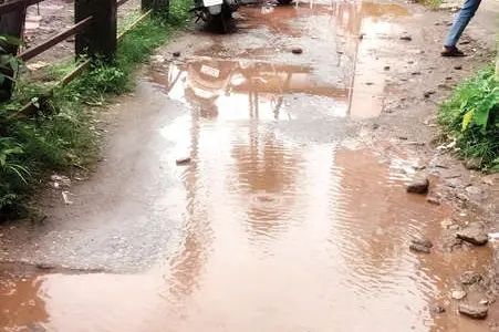 തകർന്നടിഞ്ഞ് വടകര പുതിയ ബസ് സ്റ്റാൻഡിലെ നടപ്പാത: ദുരിതത്തിലായി കാൽനടയാത്രക്കാരും വ്യാപാരികളും