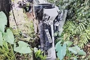 തൊട്ടിൽപ്പാലത്ത് കാർ മരത്തിലിടിച്ച് കാനയിലേക്ക് മറിഞ്ഞു; എടപ്പാൾ സ്വദേശികളായ അഞ്ചുപേർക്ക് ഗുരുതര പരിക്ക്