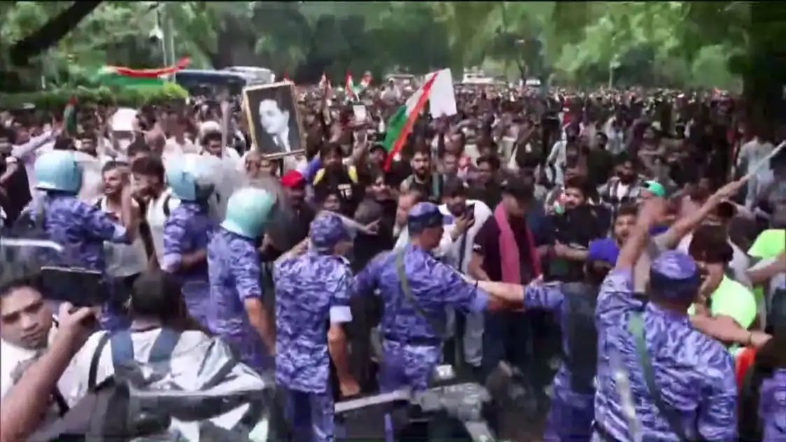 യുദ്ധക്കളമായി ജന്തർ മന്തർ; സിജെപി മാർച്ചിൽ ലാത്തിച്ചാർജ്, പ്രതിഷേധക്കാർക്ക് നേരെ ലാത്തിവീശി പോലീസ്