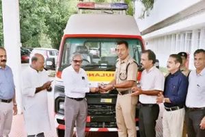 കാലിക്കറ്റ് സർവകലാശാലയ്ക്ക് അത്യാധുനിക ആംബുലൻസ്: താക്കോൽ കൈമാറി
