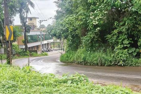 കൂടരഞ്ഞിയിലെ കൊടുംവളവ് നിവർത്തണം: അപകടഭീഷണിയൊഴിയാതെ പാലക്കിയിൽവളവ്