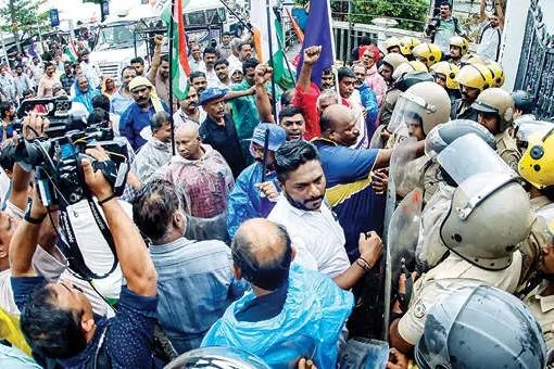 പാളയം മാർക്കറ്റ് സംരക്ഷിക്കണമെന്നാവശ്യപ്പെട്ട് വ്യാപാരികളുടെയും തൊഴിലാളികളുടെയും കോർപ്പറേഷൻ മാർച്ച്