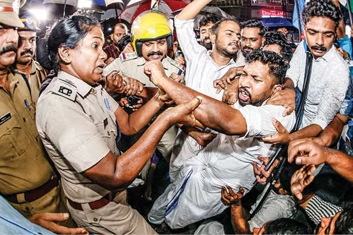 രാഹുൽഗാന്ധിയുടെ അറസ്റ്റിനെതിരെ കോഴിക്കോട്ട് യൂത്ത് കോൺഗ്രസ് റോഡ് ഉപരോധം; നേതാക്കളെ പോലീസ് അറസ്റ്റ് ചെയ്തു നീക്കി