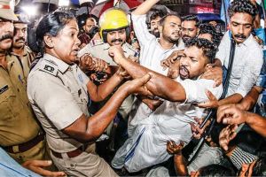 രാഹുൽഗാന്ധിയുടെ അറസ്റ്റിനെതിരെ കോഴിക്കോട്ട് യൂത്ത് കോൺഗ്രസ് റോഡ് ഉപരോധം; നേതാക്കളെ പോലീസ് അറസ്റ്റ് ചെയ്തു നീക്കി