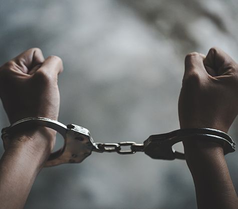 എല്ലാ പ്രതികൾക്കും ഇനി കൈവിലങ്ങ് ഇല്ല! അപമാനിക്കാൻ നോക്കിയാൽ പോലീസുകാർ പണികിട്ടും; ഡി.ജി.പിയുടെ പുതിയ സർക്കുലർ
