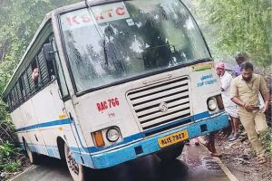 ഡ്രൈവറുടെ മനോധൈര്യം തുണച്ചു; കുറ്റ്യാടി ചുരത്തിൽ 150-ഓളം യാത്രക്കാരുമായി കെ.എസ്.ആർ.ടി.സി ബസ് കൊക്കയിലേക്ക് മറിയാതെ രക്ഷപ്പെട്ടു