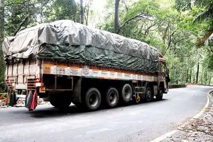 വിലക്ക് ലംഘിച്ച് ഭാരവാഹനങ്ങൾ; താമരശ്ശേരി ചുരത്തിലെ പകൽസമയ നിയന്ത്രണം പാളുന്നു