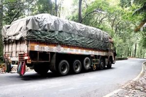 വിലക്ക് ലംഘിച്ച് ഭാരവാഹനങ്ങൾ; താമരശ്ശേരി ചുരത്തിലെ പകൽസമയ നിയന്ത്രണം പാളുന്നു