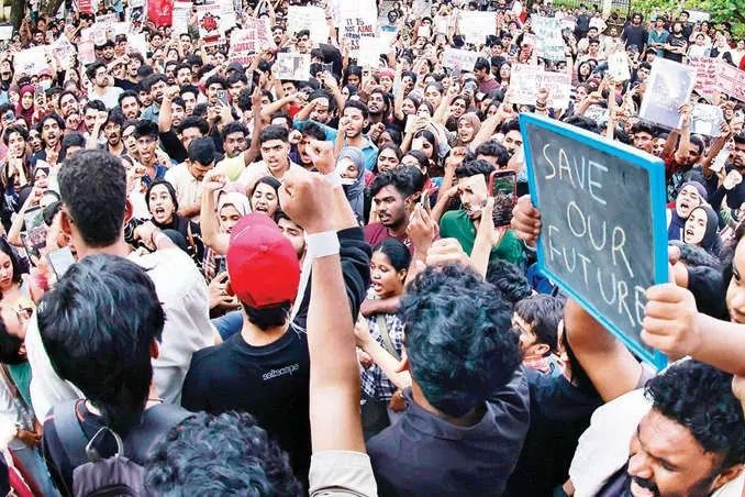 ജന്തർമന്തർ പ്രക്ഷോഭം: കേന്ദ്രത്തിനെതിരെ കോഴിക്കോട് ബീച്ചിലും വിദ്യാർഥികളുടെ വൻ പ്രതിഷേധം