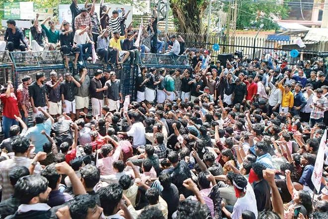 എസ്.എഫ്.ഐ. ആദായനികുതി ഓഫീസ് മാർച്ച്: കോഴിക്കോട്ട് പ്രവർത്തകർക്ക് നേരെ പോലീസ് ജലപീരങ്കി പ്രയോഗിച്ചു