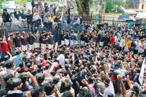 എസ്.എഫ്.ഐ. ആദായനികുതി ഓഫീസ് മാർച്ച്: കോഴിക്കോട്ട് പ്രവർത്തകർക്ക് നേരെ പോലീസ് ജലപീരങ്കി പ്രയോഗിച്ചു