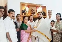 വയനാട് ചുരത്തിൽ യാത്രക്കാരുടെ ജീവൻ രക്ഷിച്ച കെ.എസ്.ആർ.ടി.സി. ഡ്രൈവർ സുധീഷിന് നാടിന്റെ ആദരം