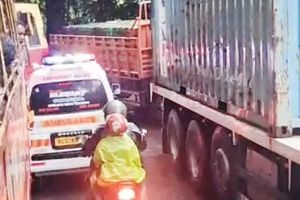 ചുരത്തിൽ മണിക്കൂറുകൾ നീണ്ട ഗതാഗതക്കുരുക്ക്: രോഗികളും യാത്രക്കാരും വലഞ്ഞു