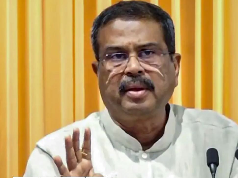 ചോദ്യപേപ്പറിൽ തുടങ്ങിയ രാഷ്ട്രീയജീവിതം; ചോദ്യപേപ്പറിൽ തെറിച്ച കസേര, ജയിച്ചത് വിദ്യാർഥി പ്രക്ഷോഭം