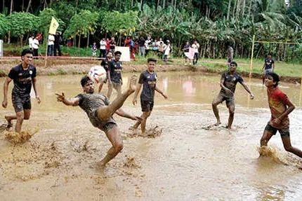 മലബാർ റിവർ ഫെസ്റ്റിവൽ: ആവേശമായി പട്ടംപറത്തലും മഡ് ഫുട്ബോളും