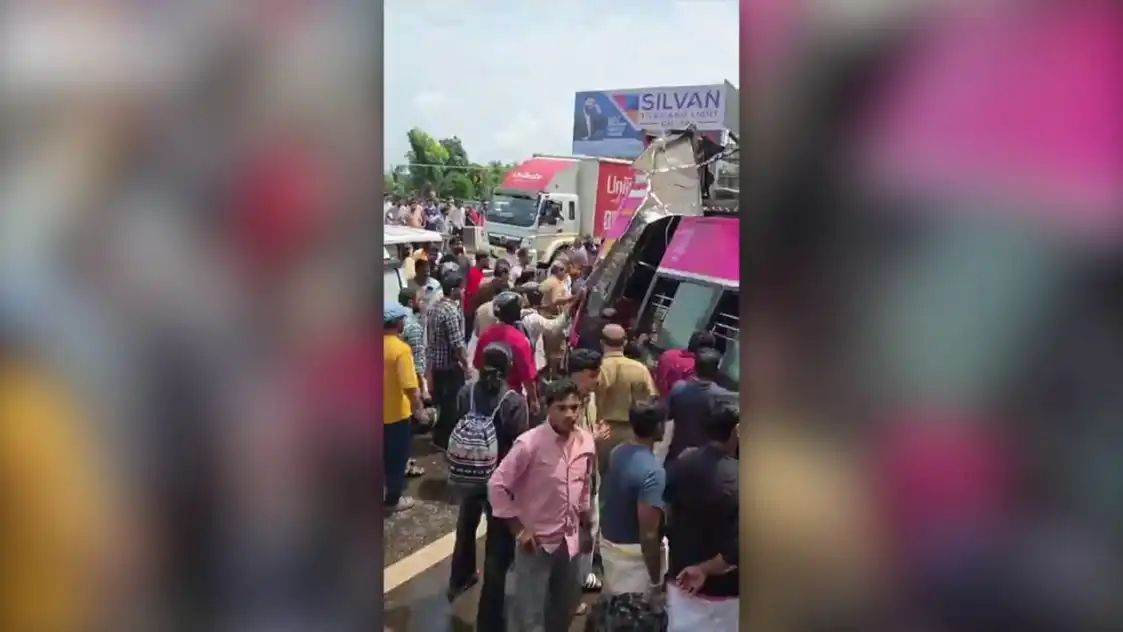 മലപ്പുറം കുറ്റിപ്പുറത്ത് ബസ് ഡിവൈഡറിലിടിച്ച് തലകീഴായി മറിഞ്ഞു; ഒരാൾ മരിച്ചു, മൂന്ന് പേർക്ക് ഗുരുതര പരിക്ക്