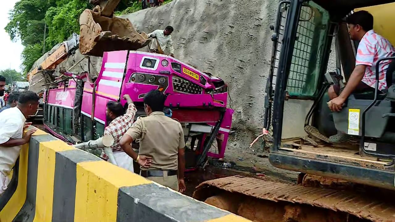 ബസ് ഇരു ഡിവൈഡറുകളിലും ഇടിച്ചു, ടയർ ഊരിത്തെറിച്ചു, അമിതവേഗമോ സാങ്കേതികതകരാറോ, കുറ്റിപ്പുറം അപകടത്തെക്കുറിച്ച് അന്വേഷണം തുടങ്ങി