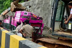 ബസ് ഇരു ഡിവൈഡറുകളിലും ഇടിച്ചു, ടയർ ഊരിത്തെറിച്ചു, അമിതവേഗമോ സാങ്കേതികതകരാറോ, കുറ്റിപ്പുറം അപകടത്തെക്കുറിച്ച് അന്വേഷണം തുടങ്ങി