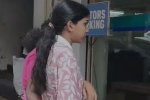 നിറയെ യാത്രക്കാർ, തിരക്ക് കാരണം വാതിൽ അടഞ്ഞില്ല, പ്രിയദർശിനിയിൽ നിന്നും തെറിച്ച് വീണ് വിദ്യാർത്ഥിനിക്ക്  പരിക്ക്