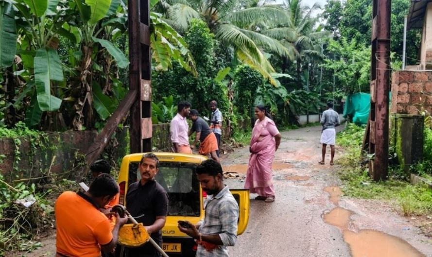 നാടിന് മാതൃകയായി സേവാഭാരതി പ്രവർത്തകർ; പട്ട്യാട്ട് അണ്ടർബ്രിഡ്ജ് റോഡും പരിസരവും ശുചീകരിച്ചു