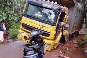 റോഡ് തകർന്ന് പൈങ്ങോട്ടായിൽ ലോറി താഴ്ന്നു; അധികൃതരുടെ അവഗണനയ്ക്കെതിരെ പ്രതിഷേധം ശക്തം