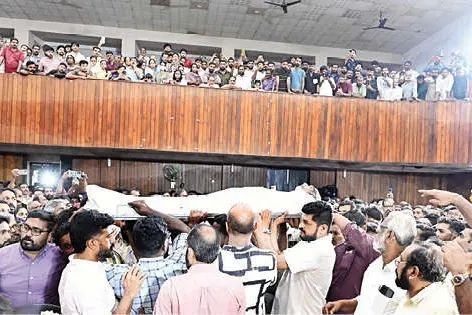 അന്തരിച്ച യു.എൽ.സി.സി.എസ്. ചെയർമാൻ രമേശൻ പാലേരിക്ക് വടകരയിൽ ജനങ്ങളുടെ കണ്ണീരോടെയുള്ള വിടചൊല്ലൽ