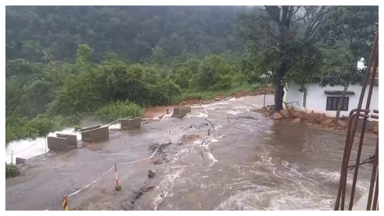 കോഴിക്കോട് ആനക്കാംപൊയിൽ മുത്തപ്പൻ പുഴയിലെ ചപ്പാത്ത് മലവെള്ളപ്പാച്ചിലിൽ ഒലിച്ചുപോയ നിലയിൽ;മഴക്കാലം തുടങ്ങിയതിന് ശേഷം ഇത് മൂന്നാം തവണ