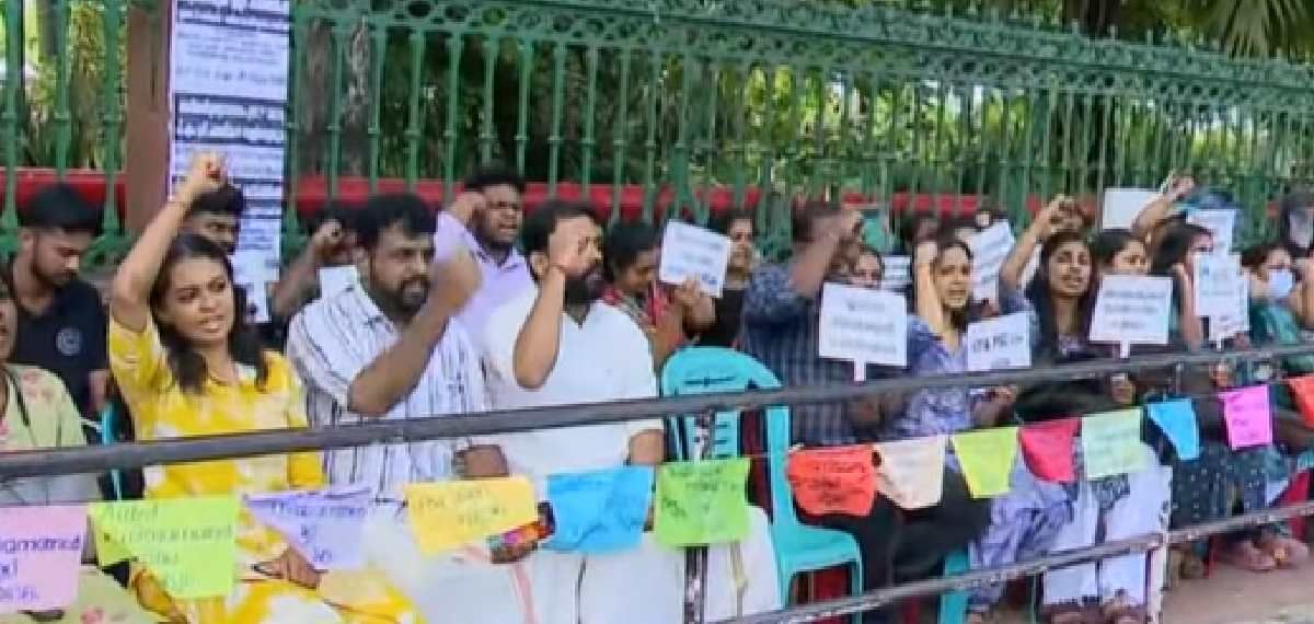 കടുപ്പിച്ച് അധ്യാപക റാങ്ക് ഹോൾഡേഴ്‌സ്; അനിശ്ചിതകാല സമരവുമായി യുപിഎസ്ടി ഉദ്യോഗാർത്ഥികളും