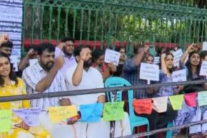 കടുപ്പിച്ച് അധ്യാപക റാങ്ക് ഹോൾഡേഴ്‌സ്; അനിശ്ചിതകാല സമരവുമായി യുപിഎസ്ടി ഉദ്യോഗാർത്ഥികളും