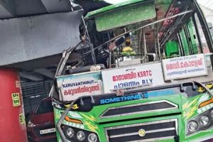 നിയന്ത്രണംവിട്ട ബസ് മേൽപ്പാലത്തിലിടിച്ചു; 28 പേർക്ക് പരിക്ക്