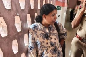 കോഴിക്കോട് മെഡിക്കൽ കോളേജ് ആശുപത്രിയിൽ വെളിച്ചെണ്ണ കുപ്പിയിൽ ഹാഷിഷ് ഓയിൽ; രോഗിയുടെ കൂട്ടിരിപ്പുകാരി പിടിയിൽ