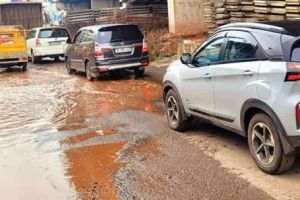 തകർന്നടിഞ്ഞ് സർവീസ് റോഡുകൾ; വടകരയിൽ ഗതാഗതക്കുരുക്ക് രൂക്ഷം, ദുരിതത്തിലായി യാത്രക്കാരും തൊഴിലാളികളും