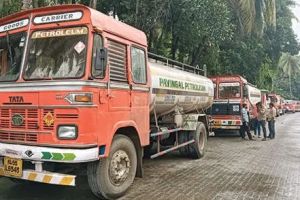 ടാങ്കർലോറി ആക്രമിച്ച പ്രതിക്കെതിരെ നടപടിയില്ല; ഫറോക്ക് ഐ.ഒ.സി. ഡിപ്പോയിൽ മൂന്ന് മണിക്കൂർ ഇന്ധനംനിറയ്ക്കൽ നിർത്തിവെച്ച് ജീവനക്കാരുടെ പ്രതിഷേധം