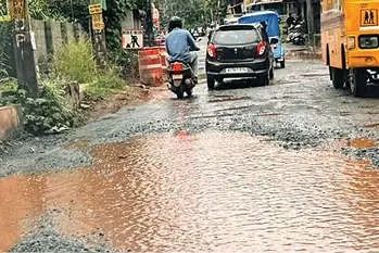 വില്യാപ്പള്ളി റോഡ് തകർച്ച; സർവീസ് നിർത്തിവെക്കാൻ സ്വകാര്യബസുകൾ