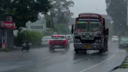 സംസ്ഥാനത്ത് വരും മണിക്കൂറുകളിൽ ശക്തമായ മഴയ്ക്കും കാറ്റിനും സാധ്യത; വിവിധ തീരങ്ങളിൽ കടലാക്രമണ ജാഗ്രതാ നിർദേശം