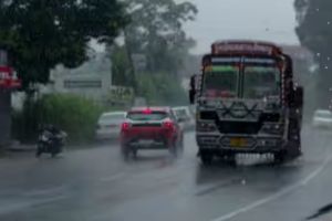 സംസ്ഥാനത്ത് വരും മണിക്കൂറുകളിൽ ശക്തമായ മഴയ്ക്കും കാറ്റിനും സാധ്യത; വിവിധ തീരങ്ങളിൽ കടലാക്രമണ ജാഗ്രതാ നിർദേശം